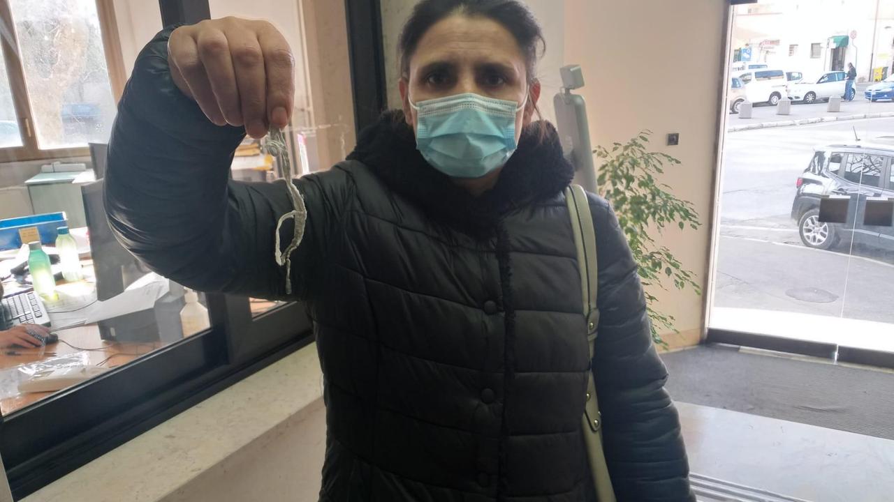 Suhrete Slihi mostra la stringa che avrebbero bruciato alla sua finestra