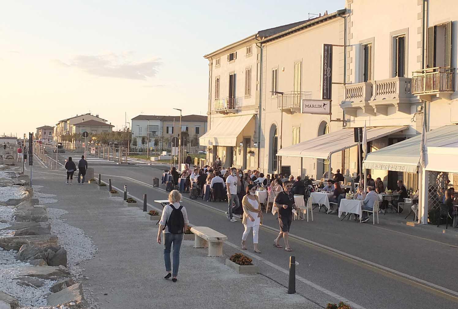 Il litorale di Marina di Pisa, una delle ragazze era a casa della nonna