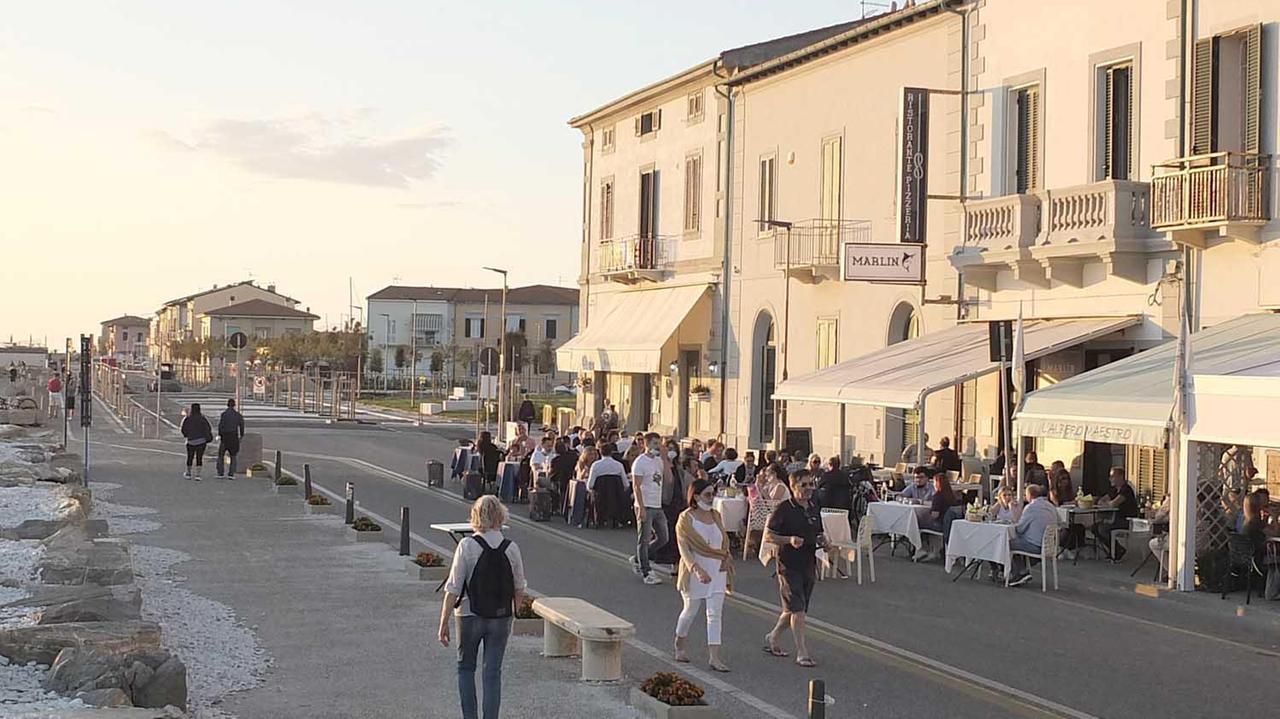 Il litorale di Marina di Pisa, una delle ragazze era a casa della nonna