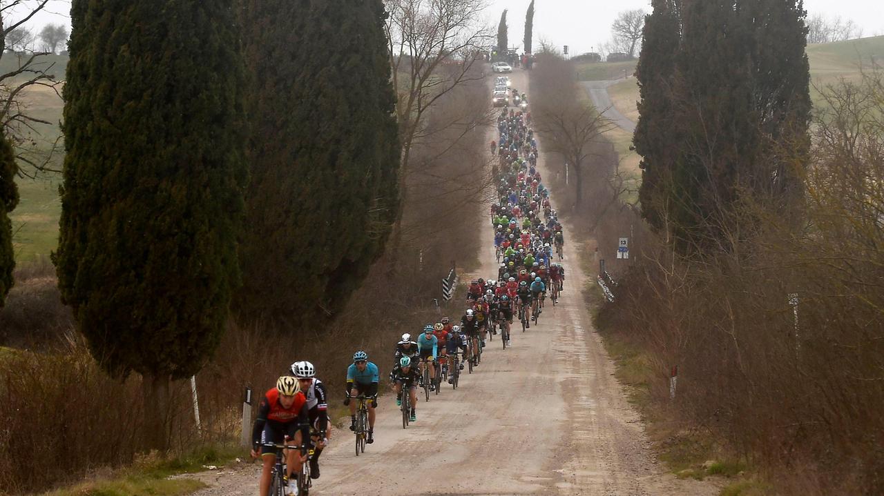 Una suggestiva immagine del gruppo sullo sterrato toscano