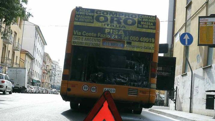 Undici bus fermi per guasto: corse saltate e utenti a piedi