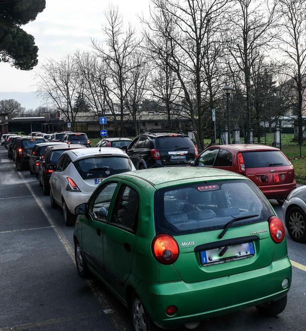 La fila di macchine al Drive through al Campo di Marte nella fascia riservata agli studenti della Don Milani (Foto Fiorenzo Sernacchioli)