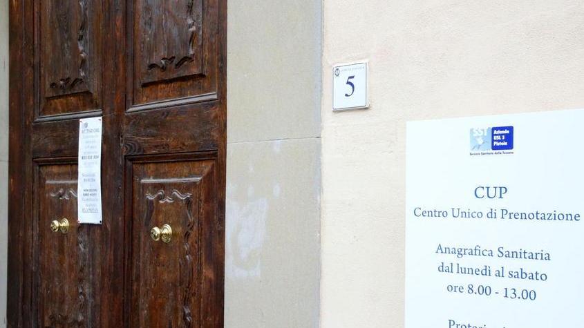 L’ingresso del Cup, Centro unico di prenotazione, davanti all’ospedale di Pescia