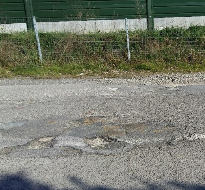 Via dei Barcaioli disastrata, aspettando l’asfalto 