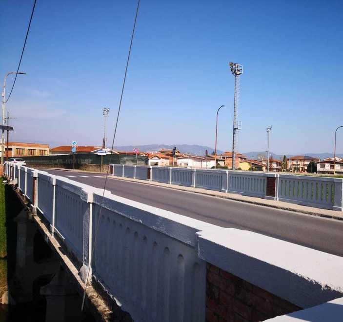 Sostituite a tempo di record le spallette del ponte Vittoria 