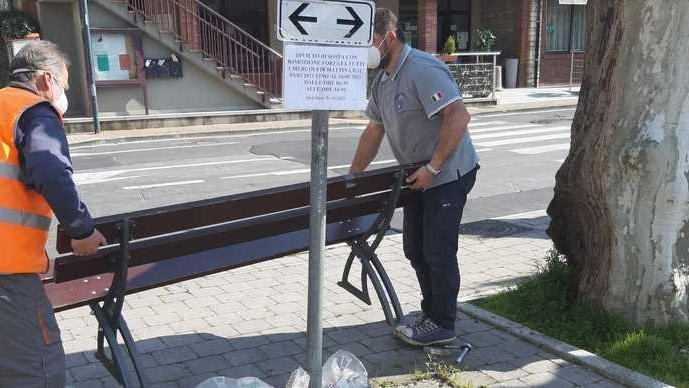 Dopo Monsummano via anche le panchine della piazza di Pieve