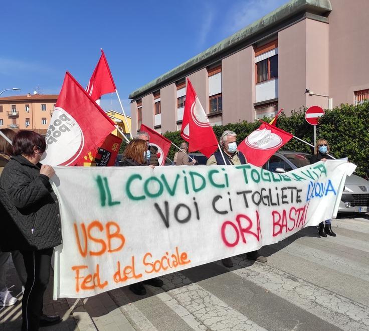 Prima il distacco del gas, poi l’acqua sit-in sotto la Società della salute 