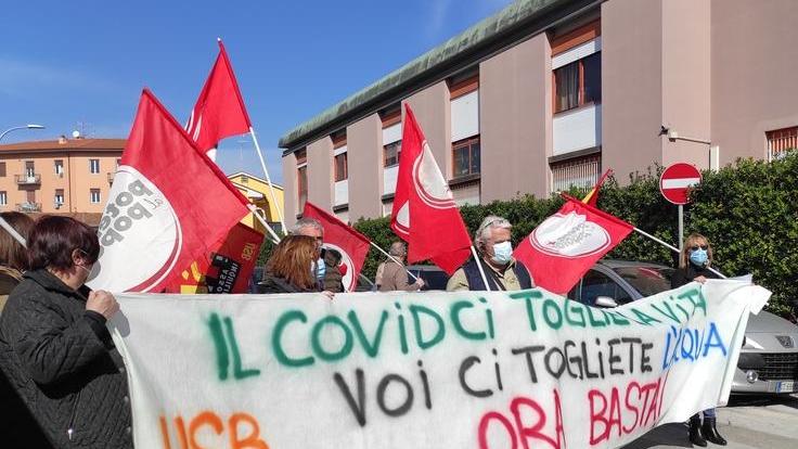 Prima il distacco del gas, poi l’acqua sit-in sotto la Società della salute