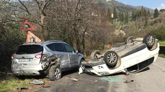 Auto si ribalta dopo uno scontro