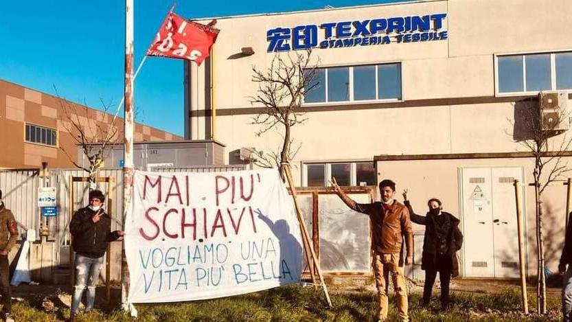 Gli operai Texprint «Noi senza lavoro, colpa del Si Cobas»