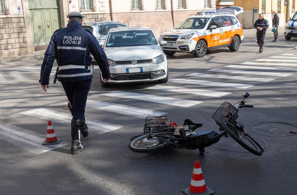 Donna in auto investe un 70enne su una bici 