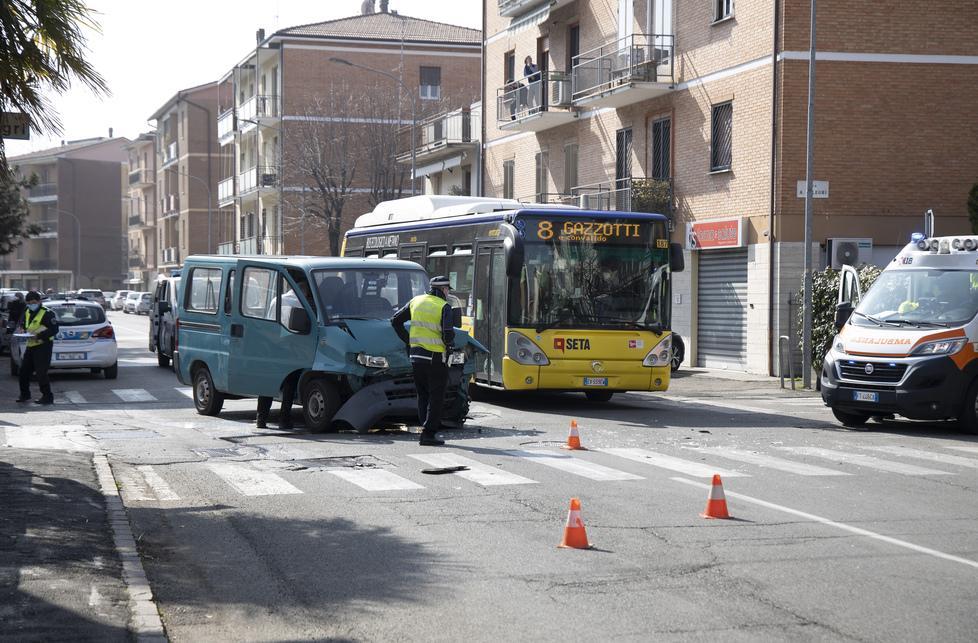 Schianto: l’auto carambola su quattro lati