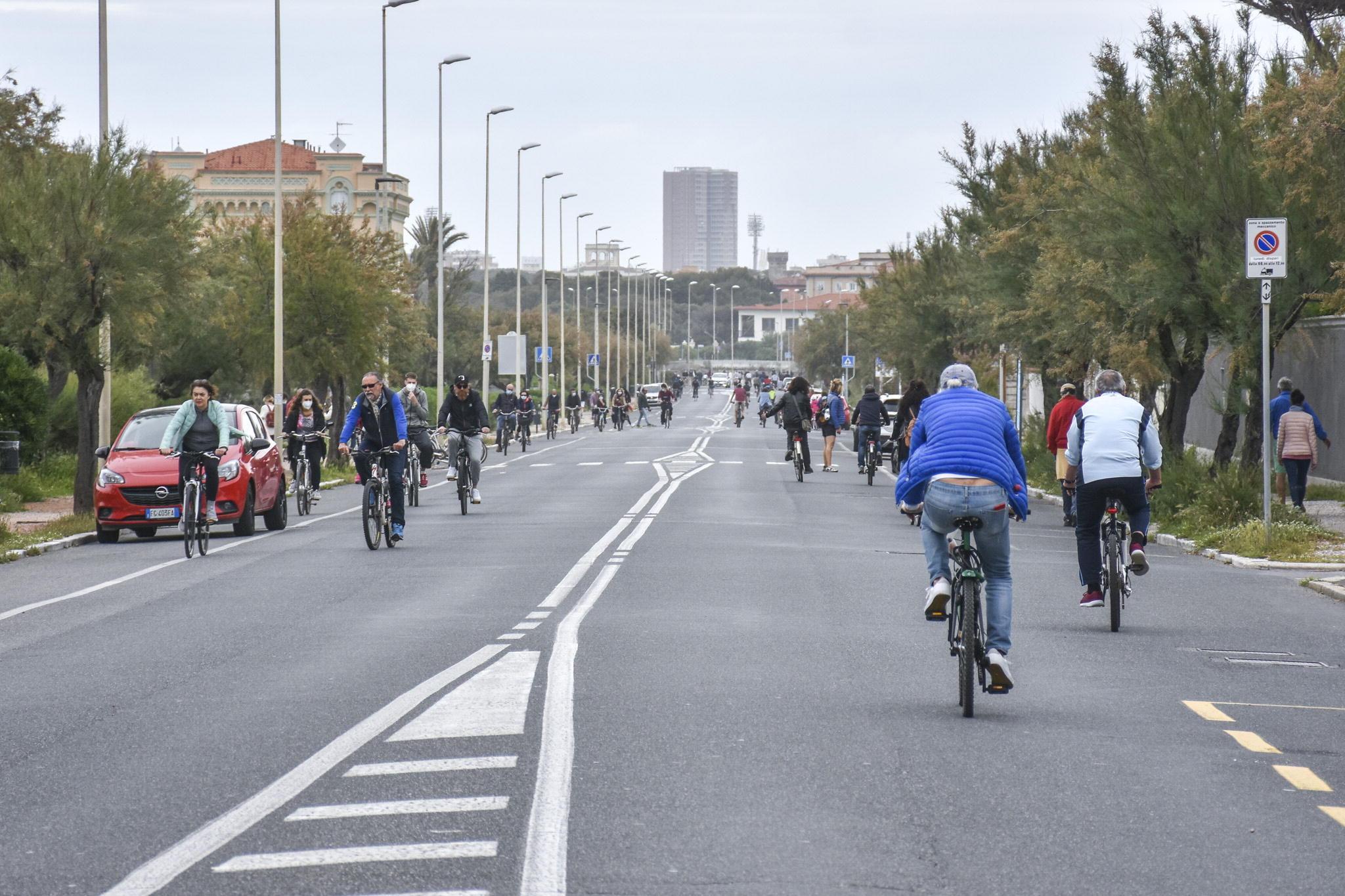 Nuovo tratto di ciclabile dai Tre Ponti al Sale: vanno via 150 posti auto 