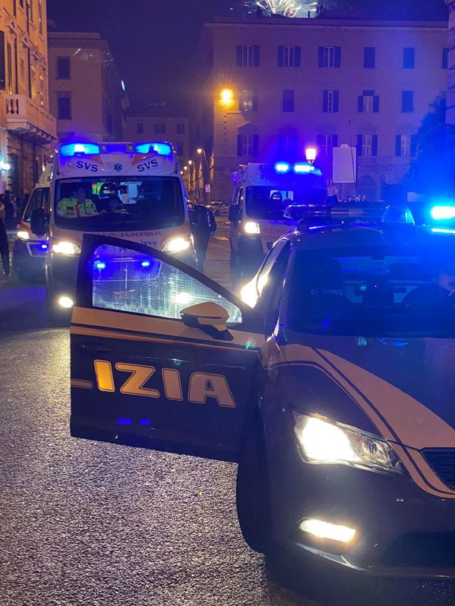 Una volante della polizia di Stato e le ambulanze (foto d'archivio)