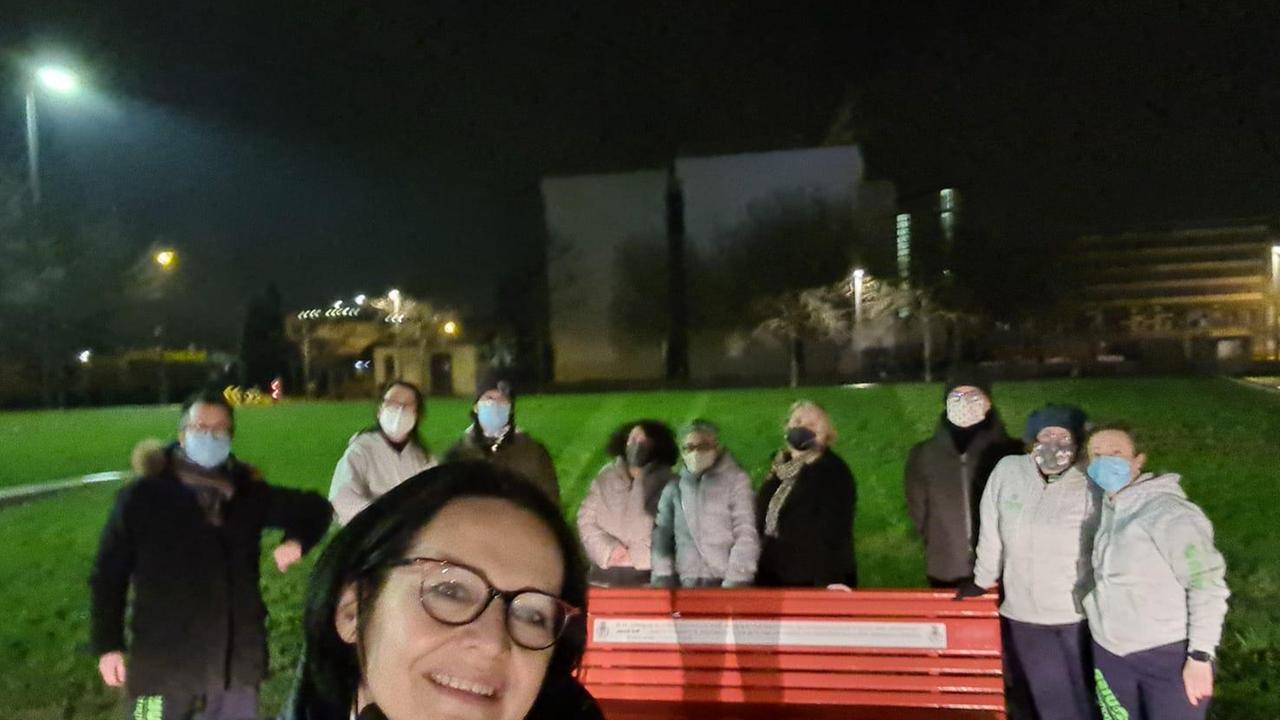 La “Panchina Rossa” nei giardini di viale Togliatti a Sovigliana