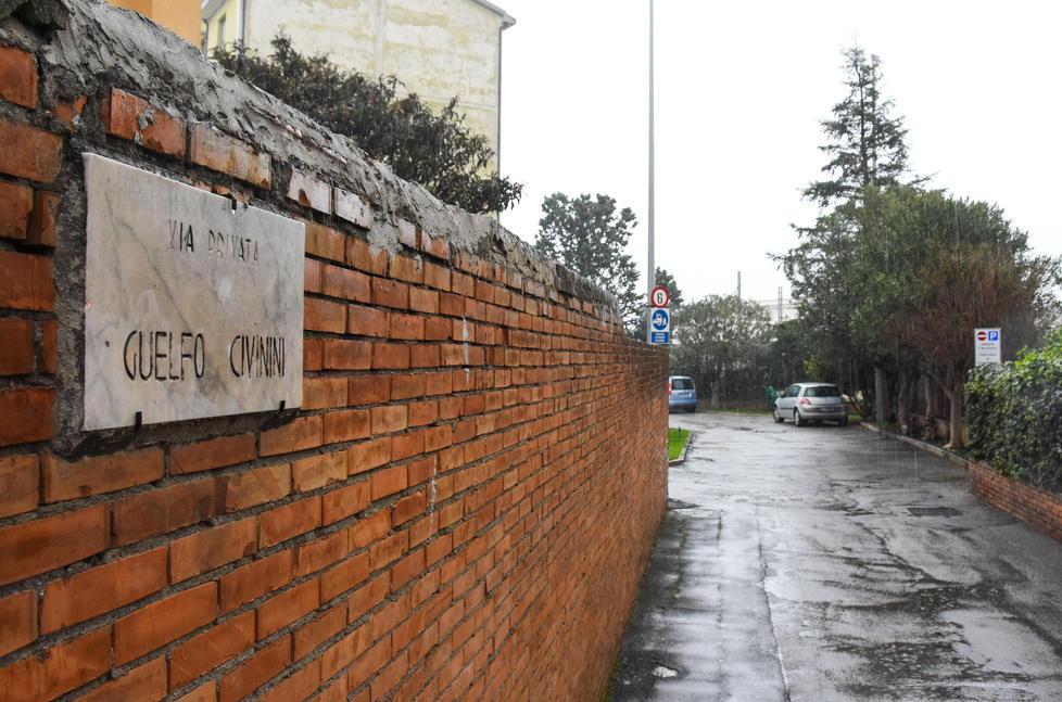 Droga nei cortili e auto rigate a raffica. La rabbia di 33 famiglie: «Fate qualcosa» 
