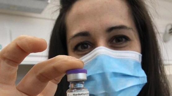 Duecento iniezioni ai superfragili. Vaccini, sono cinque i fronti aperti