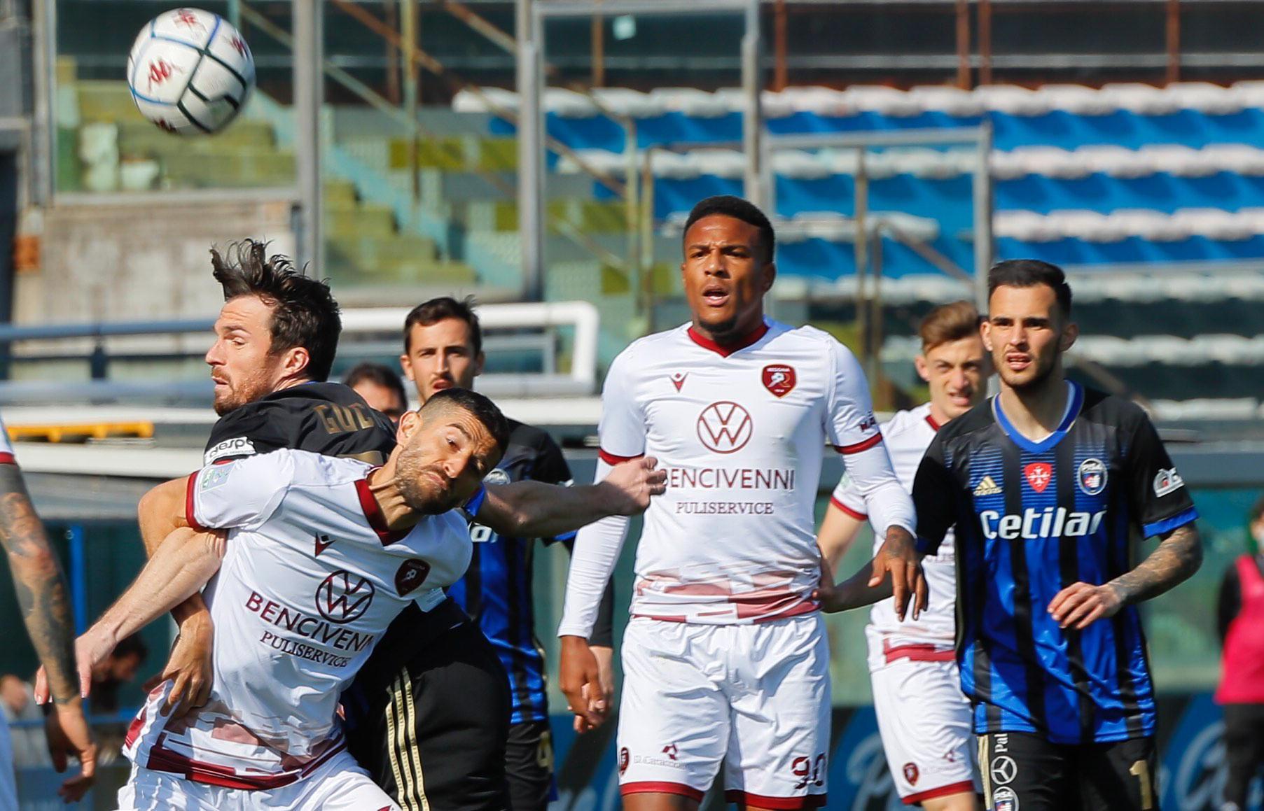 Un contrasto durante Pisa-Reggina (Foto Fabio Muzzi)