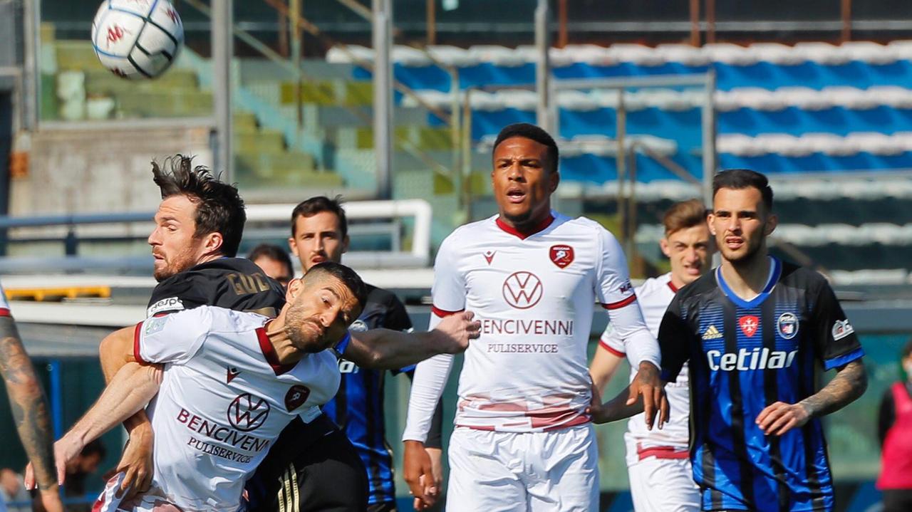 Un contrasto durante Pisa-Reggina (Foto Fabio Muzzi)