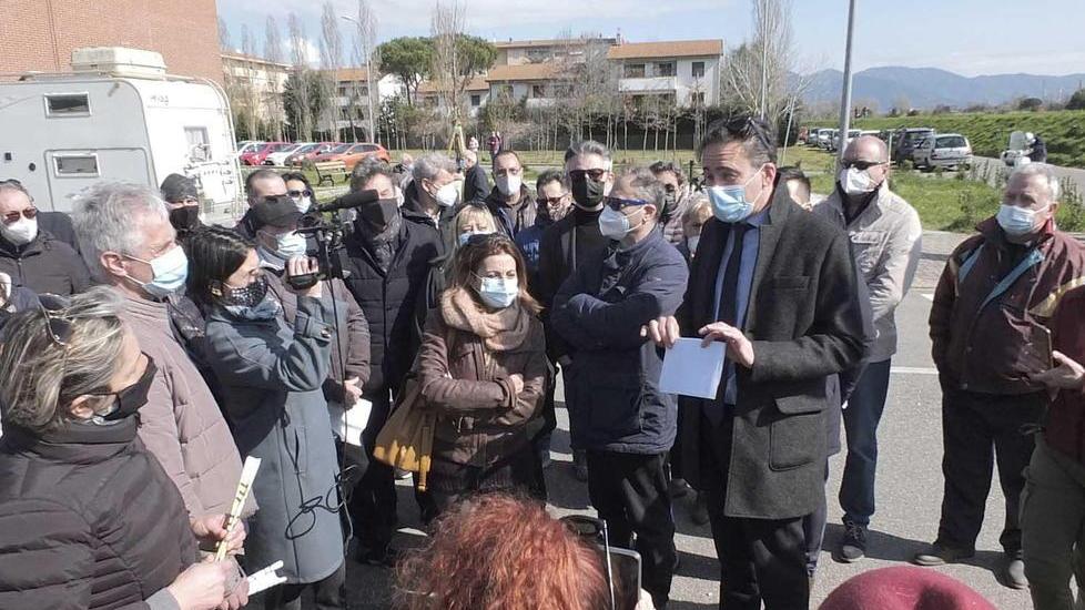 Un momento del confronto tra il sindaco ed i residenti del Cep (Foto Fabio Muzzi)