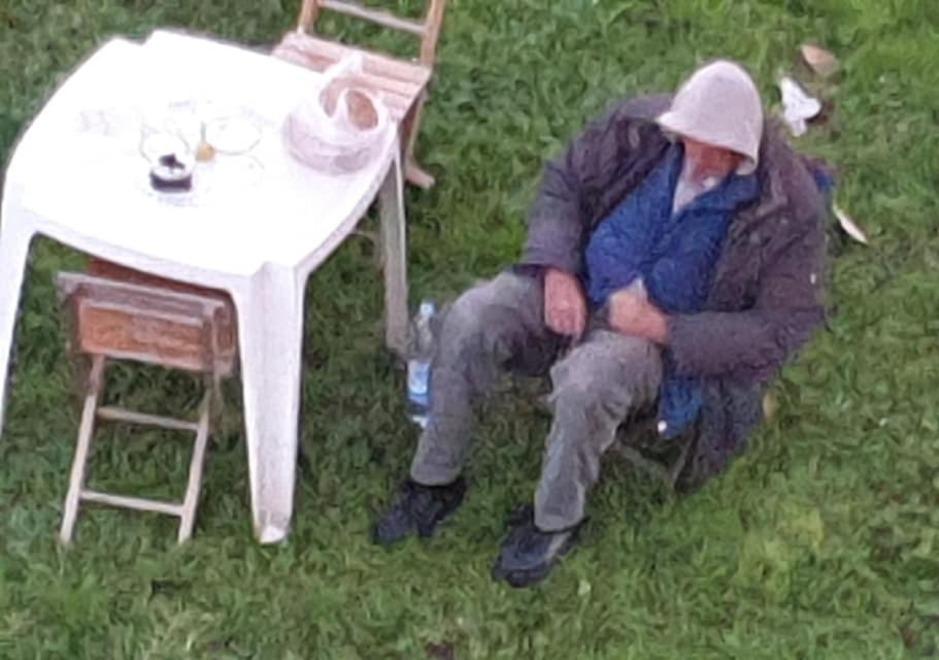 Il senzatetto in giardino