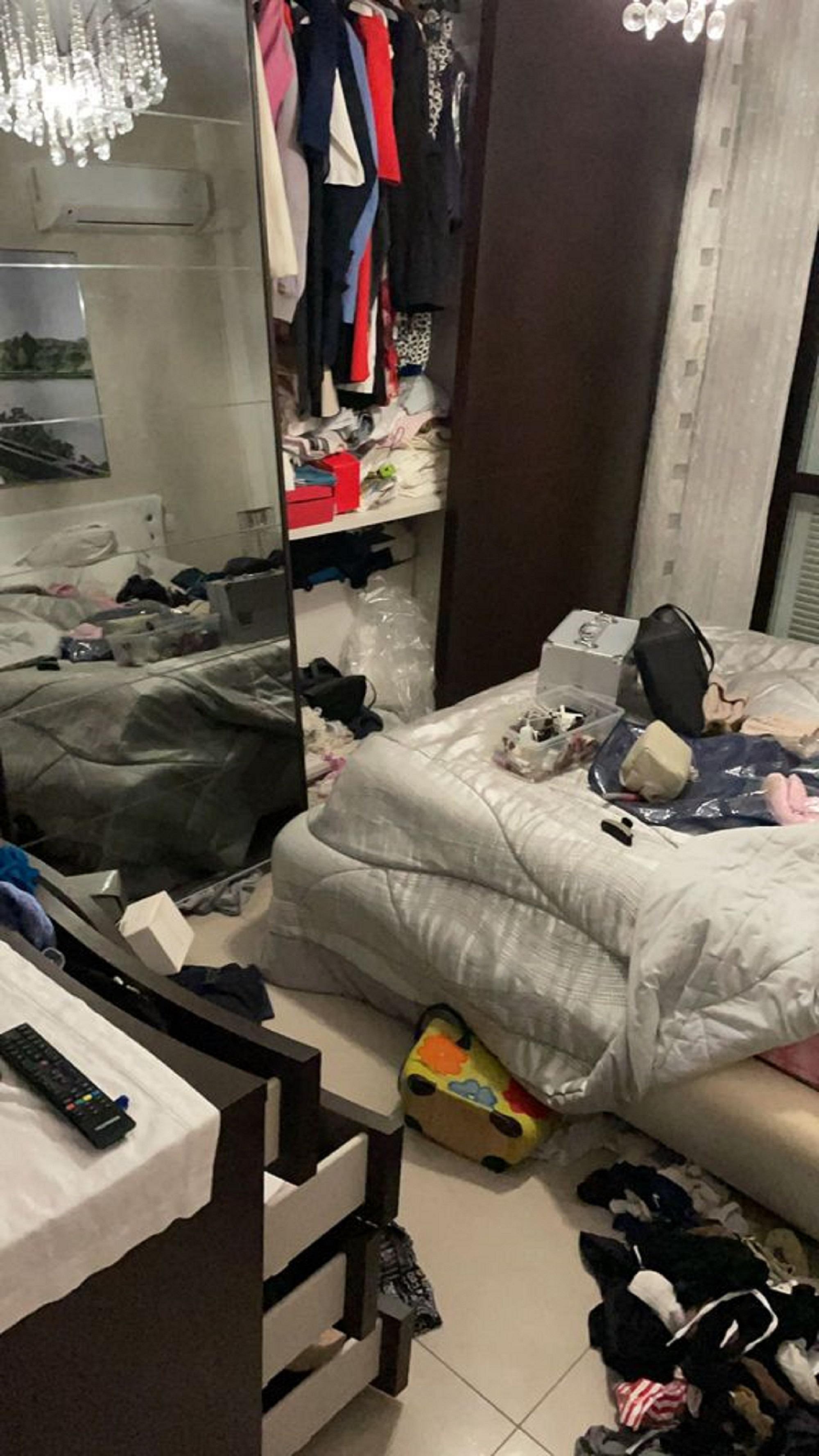 La camera da letto a soqquadro della casa