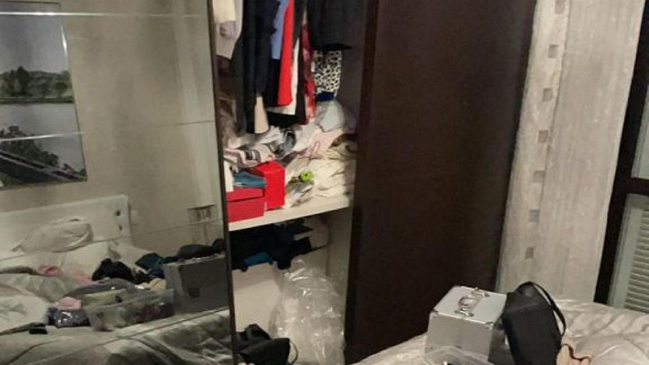 La camera da letto a soqquadro della casa
