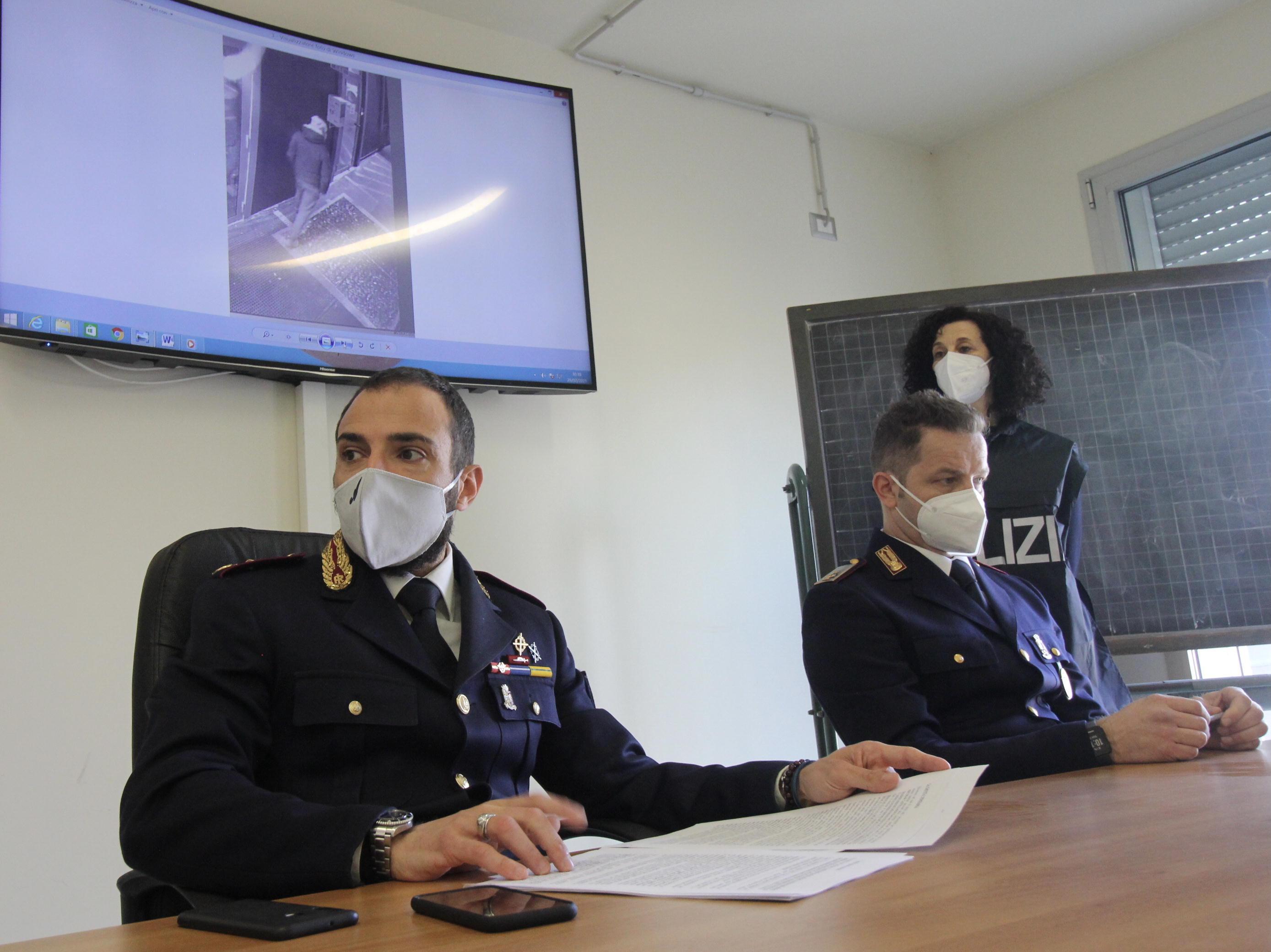 Una conferenza stampa della squadra mobile di Prato, in primo piano il dirigente Alessandro Gallo