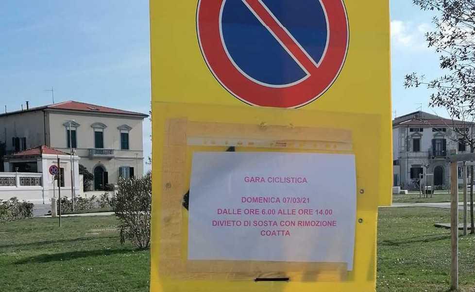 Il cartello di divieto in piazza delle Baleari per la gara ciclistica
