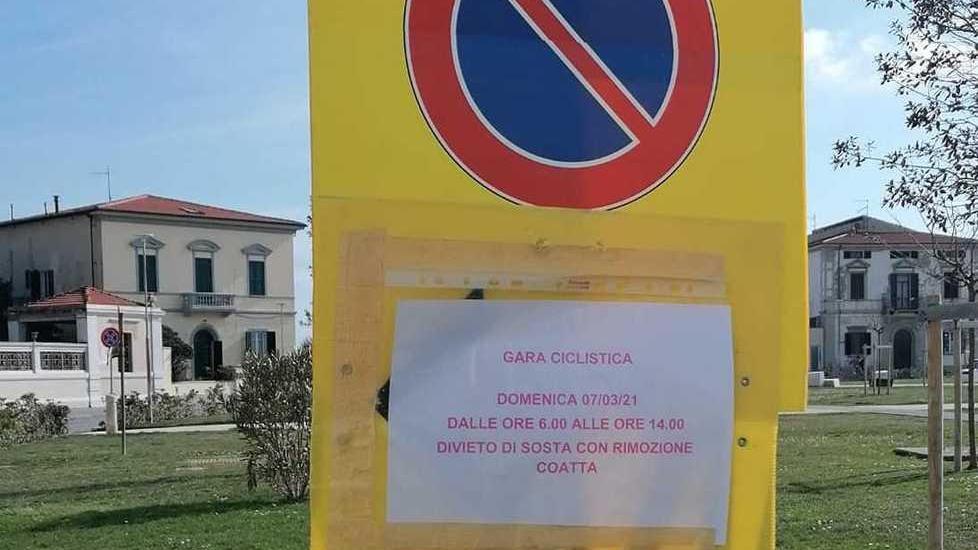 Il cartello di divieto in piazza delle Baleari per la gara ciclistica