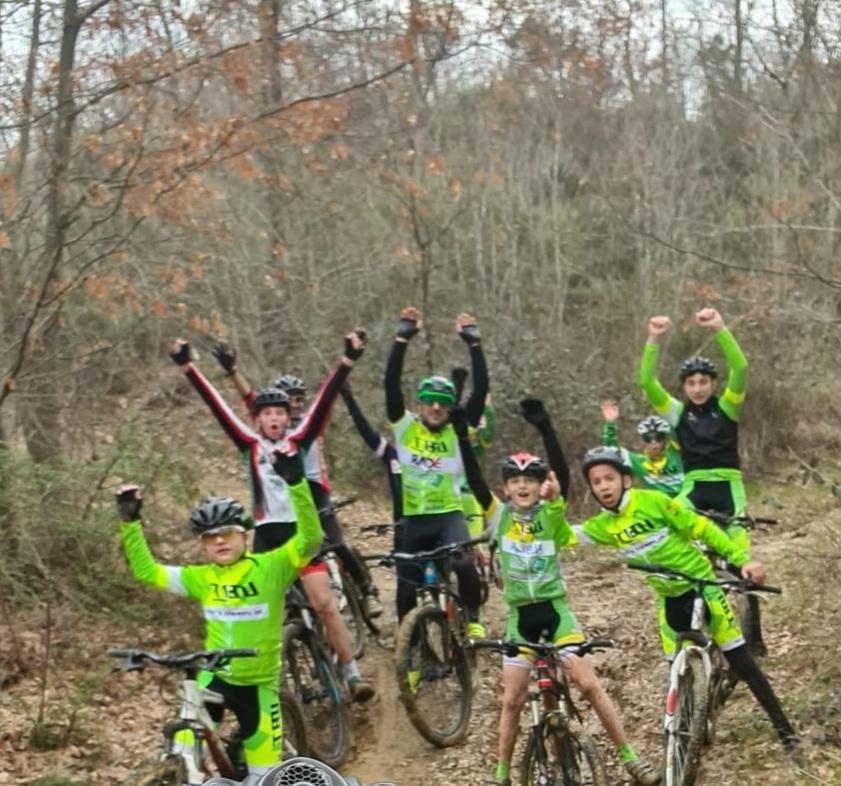 Alcuni ragazzini della squadra di ciclismo di Pontedera