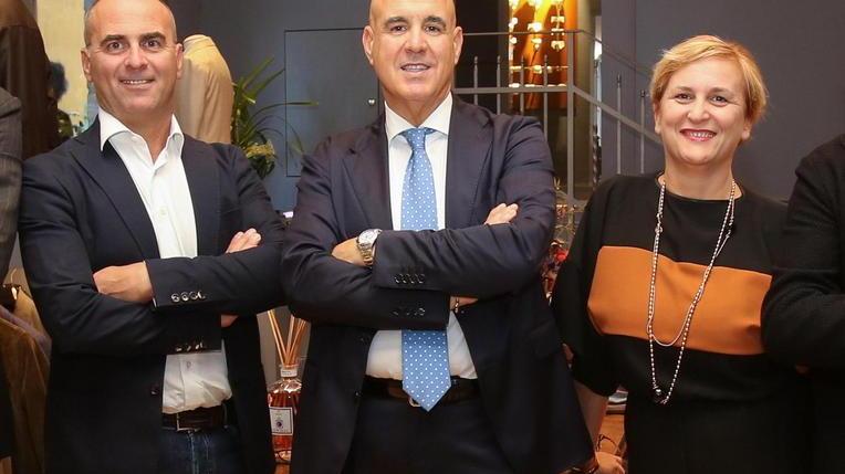 Amadeus sul palco di Sanremo con le scarpe di Lamporecchio