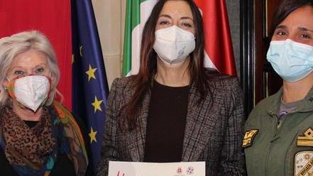 Omaggio alle professioniste che indossano l’uniforme con “Il marzo delle donne”