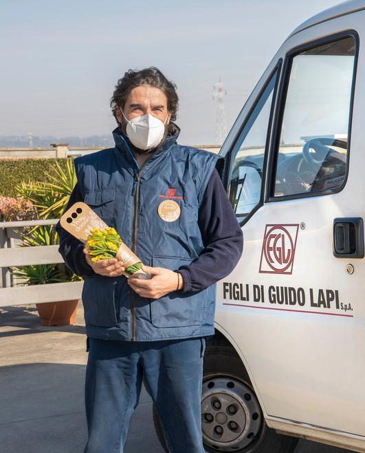 Mimose alle donne della concia per i 70 anni dell’azienda 