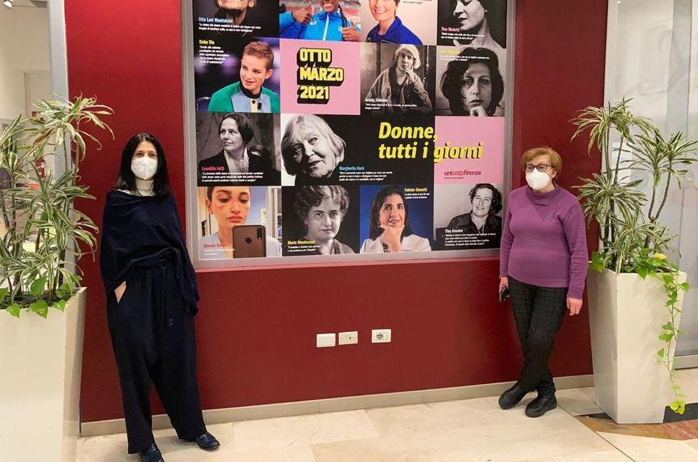 Grandi foto, libri e panchine rosse 