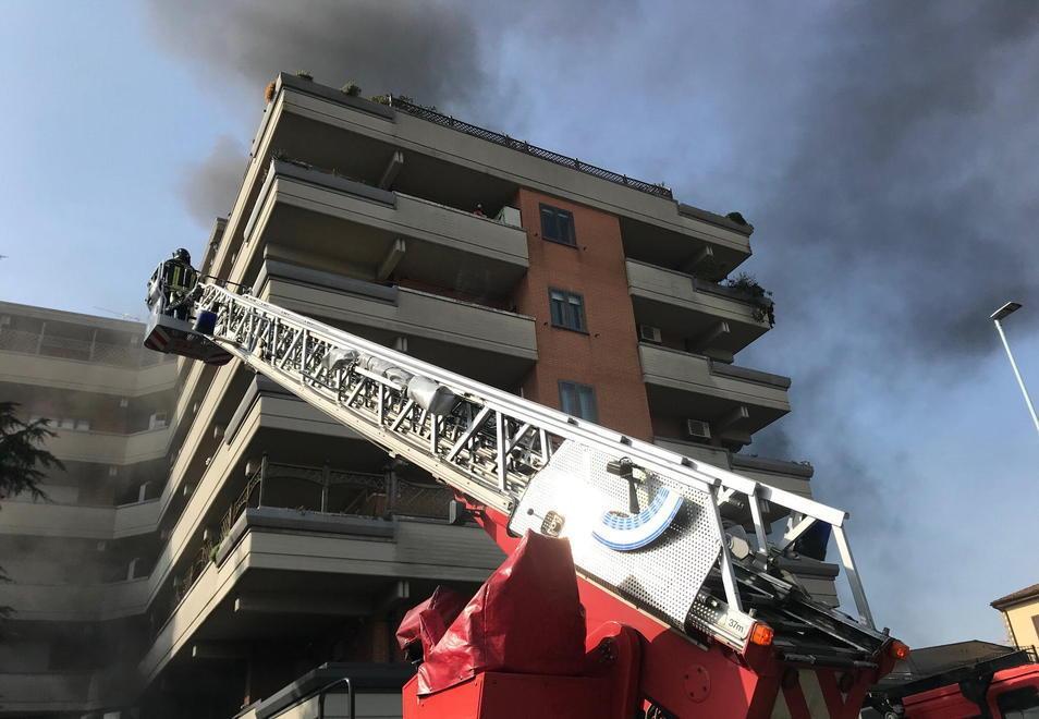 Brucia un garage sotto al condominio Evacuate le famiglie, tre intossicati 