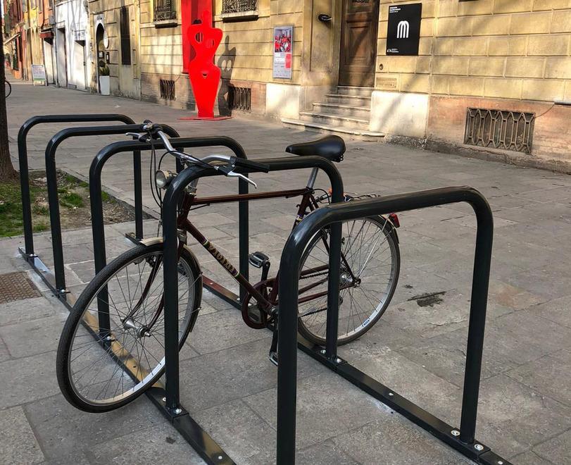 In centro storico è partita la sostituzione delle rastrelliere per parcheggiare le bici 