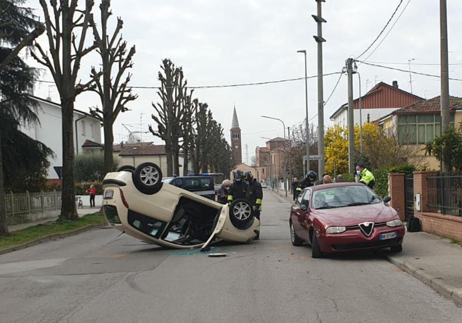 Si ribalta in auto: illeso
