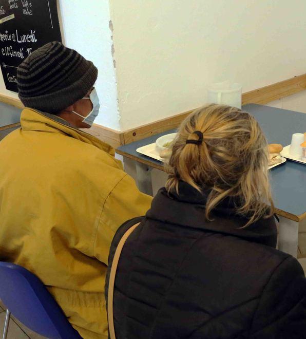 Alla mensa Caritas i ferraresi invisibili: settanta pasti caldi a chi ha perso tutto 