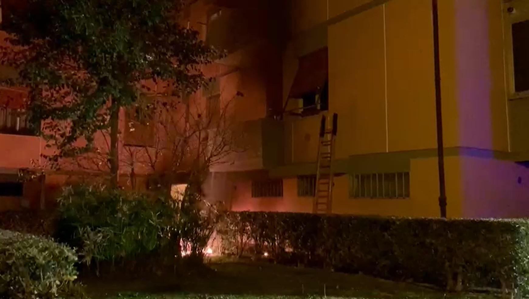 Il fuoco e il fumo nell'appartamento di via Galimberti