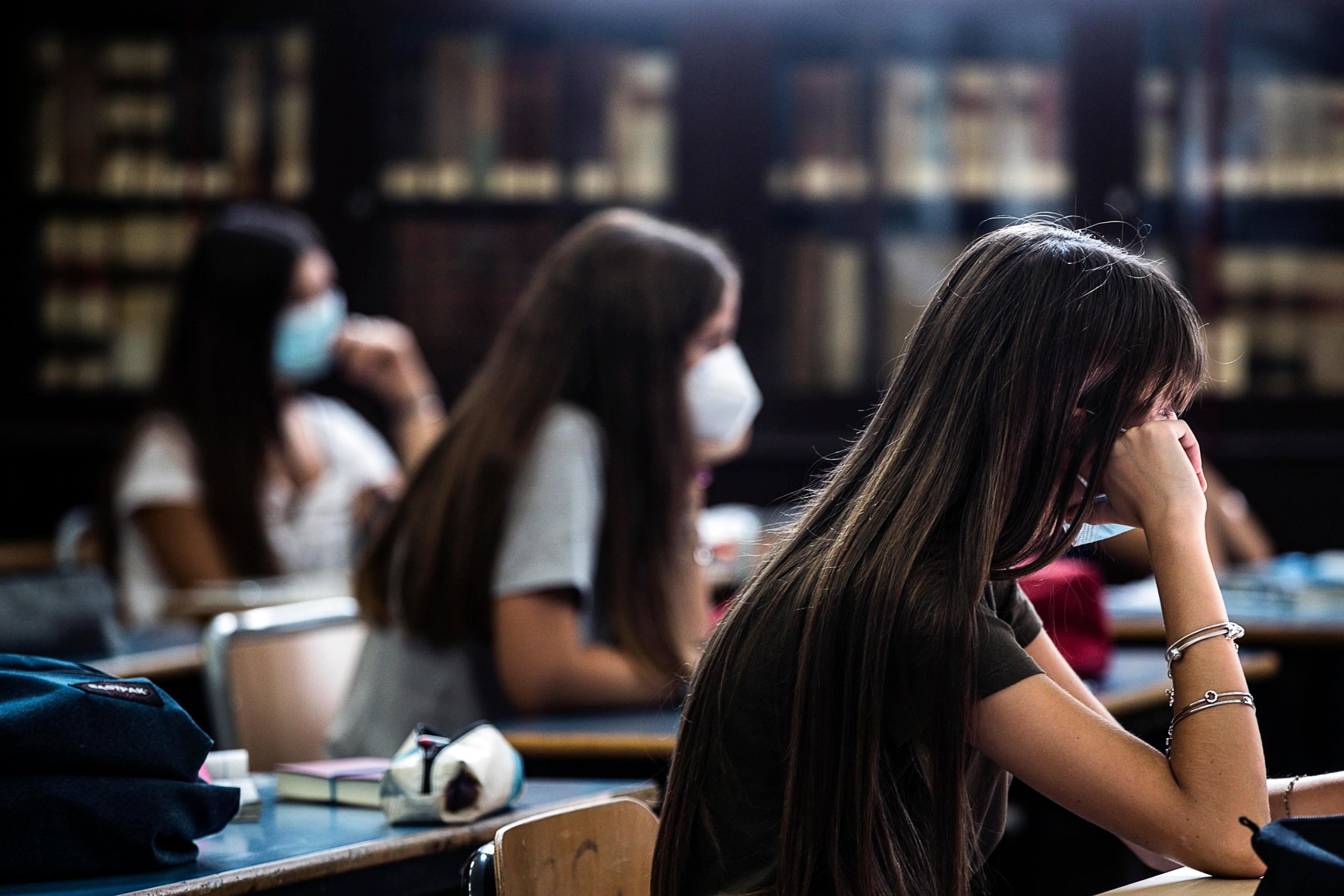 Coronavirus, caos scuole chiuse: per i figli dei lavoratori "essenziali" c'è obbligo di frequenza. I presidi toscani: «Il ministero faccia chiarezza» 
