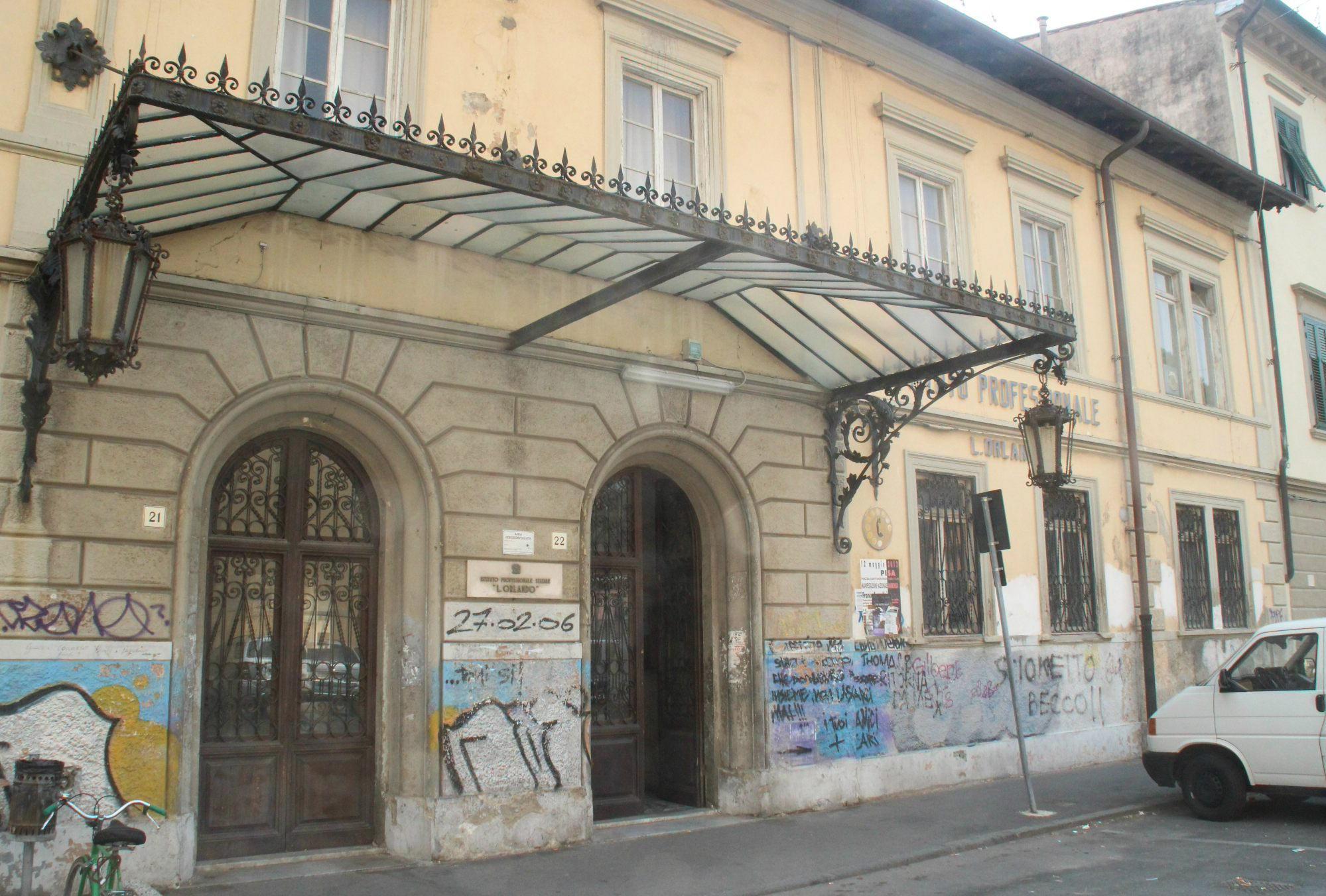 L’entrata del professionale Orlando di piazza Due Giugno: al suo interno comprende anche un altro edificio