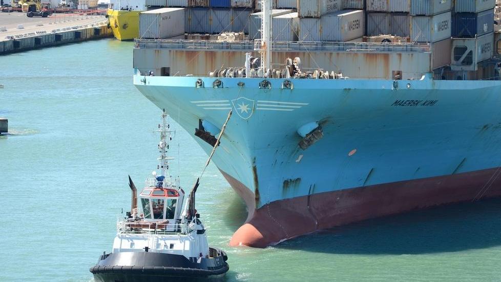 L'ingresso nel porto di Livorno di una nave portacontainer della flotta Maersk