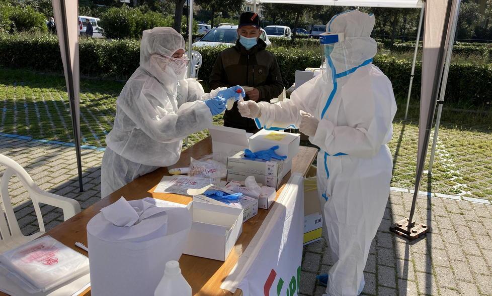 Uno stand dell’operazione regionale Territori sicuri, per la mappatura del contagio, che si è conclusa ieri, sabato 6 marzo, a Marina di Cecina (Foto Falorni/Silvi)
