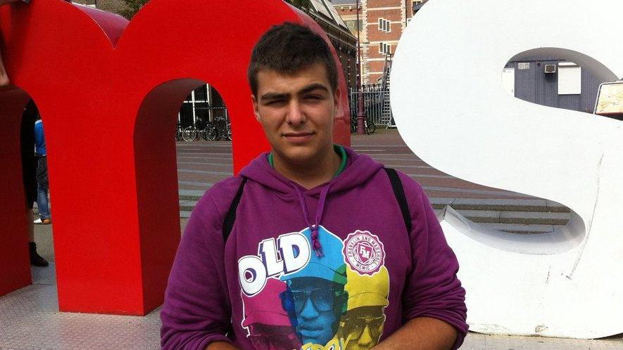 Una bella foto di Matteo Pipola durante un viaggio con gli amici ad Amsterdam