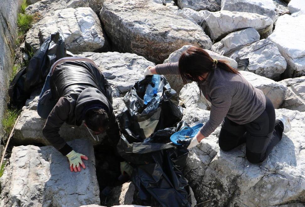 Cuore Verde Apuano, la giornata dei volontari a pulire la Passeggiata