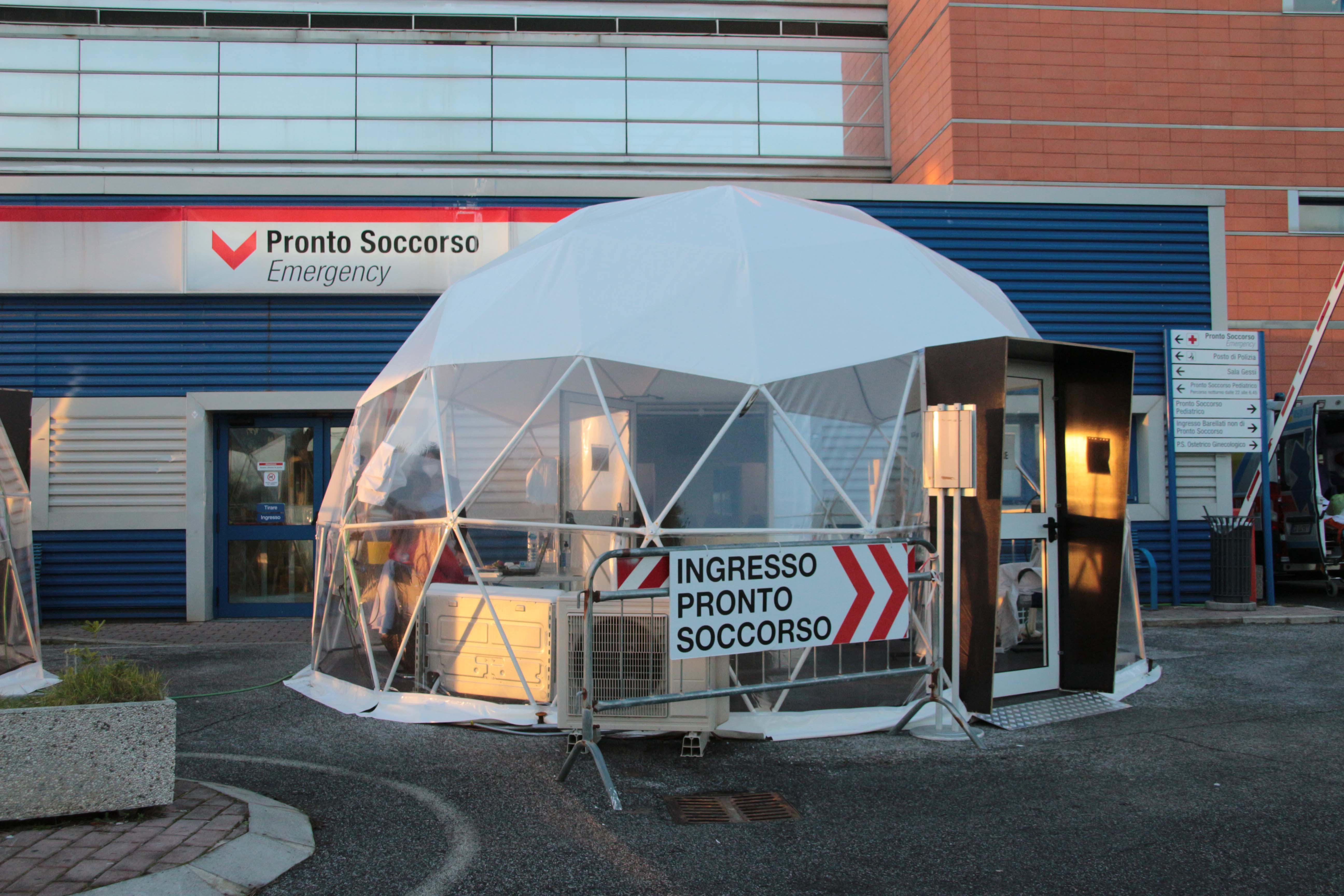 La tenda che fa da filtro per il Pronto soccorso del Versilia
