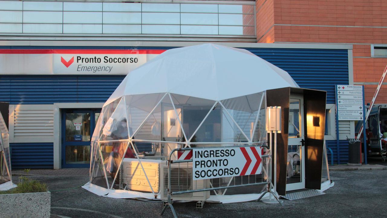 La tenda che fa da filtro per il Pronto soccorso del Versilia
