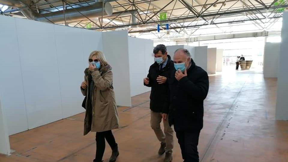 Gianni Lorenzetti in sopralluogo al CarraraFiere con la dottoressa Monica Guglielmi e Angelo Zubbani