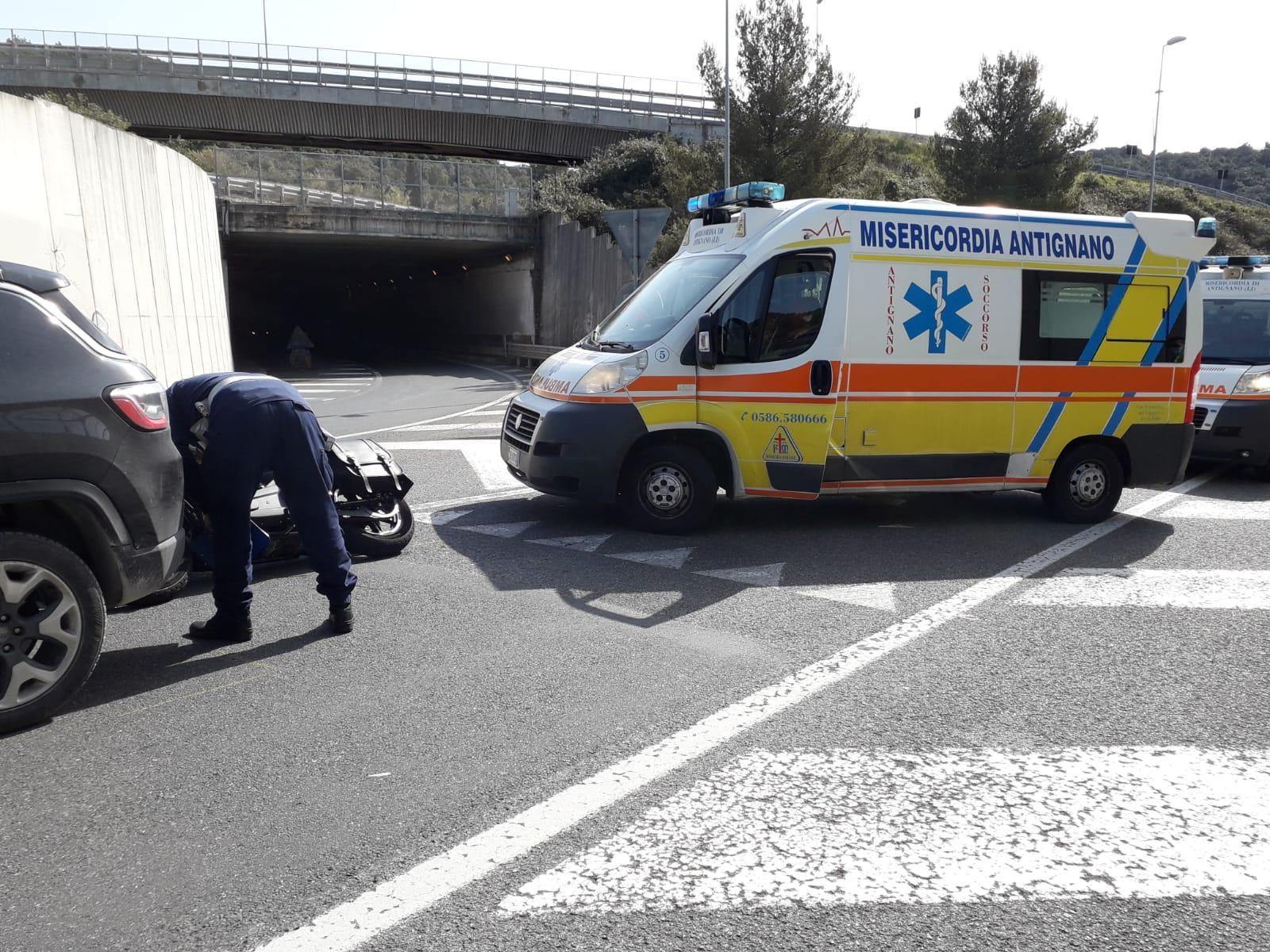 Le ambulanze della Misericordia di Antignano sul posto per i soccorsi
